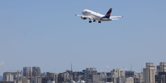 Petrobras-reduz-preco-do-querosene-de-aviacao-em-142.jpg Petrobras reduz preço do querosene de aviação em 14,2%